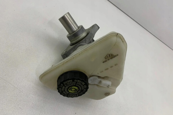 PISTON DE FREIN MERCEDES-BENZ AVEC (W221) A2214300002 3.5L GASOLINE 200KW