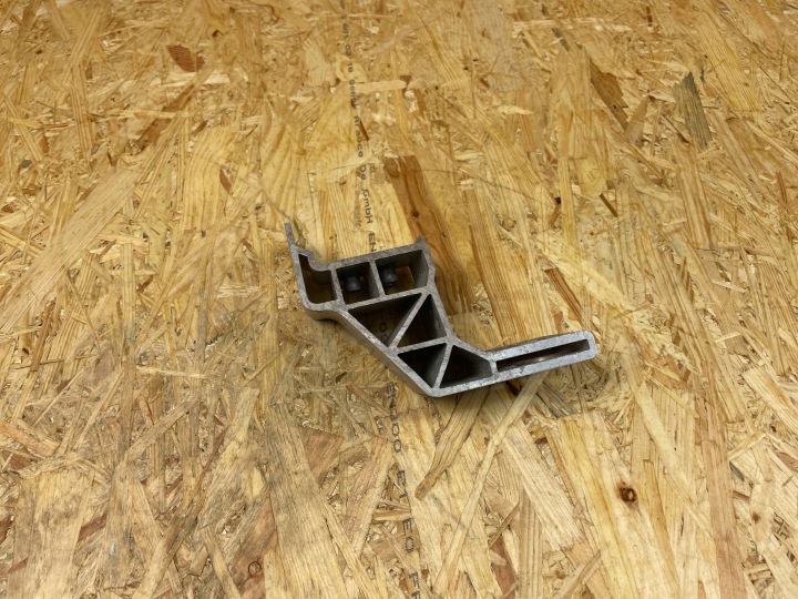 SUPPORT POIGNÉE FIXATION RADIATEUR MERCEDES W205 A2055014220