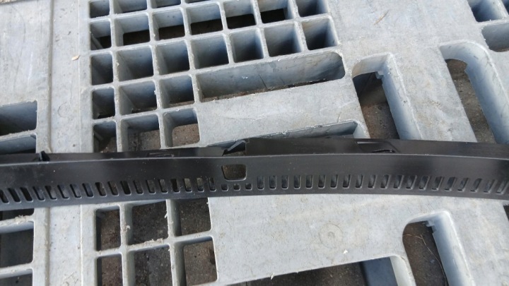 GRILLE CAPOTS 31352536 VOLVO S60 II V60 10-18R ENDOMMAGÉE