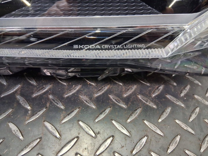 PHARE GAUCHE I DROIT AVANT SKODA SUPERB IV MATRIX 3P1941015B/3P1941016B