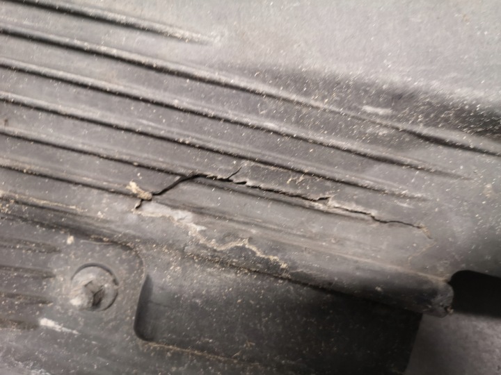 PROTECTION CHÂSSIS GAUCHE AUDI A6 C6 4F0825215C