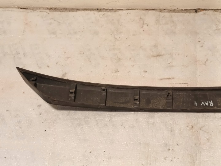CACHE SUR COUVERCLE DE COFFRE ARRIÈRE TOYOTA RAV4 IV LIFT MOULURE ARRIÈRE