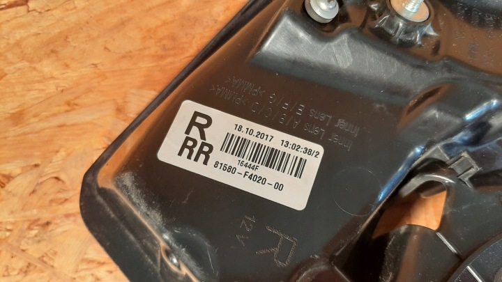 PHARE DROIT ARRIÈRE DANS COUVERCLE DE COFFRE LED TOYOTA C-HR 2016- 81580-F4020