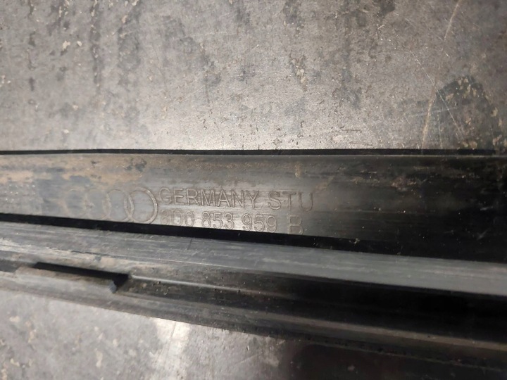 MOULURE PORTES AVANT GAUCHES AUDI A4 B5 8D LIFT 8D0853959B
