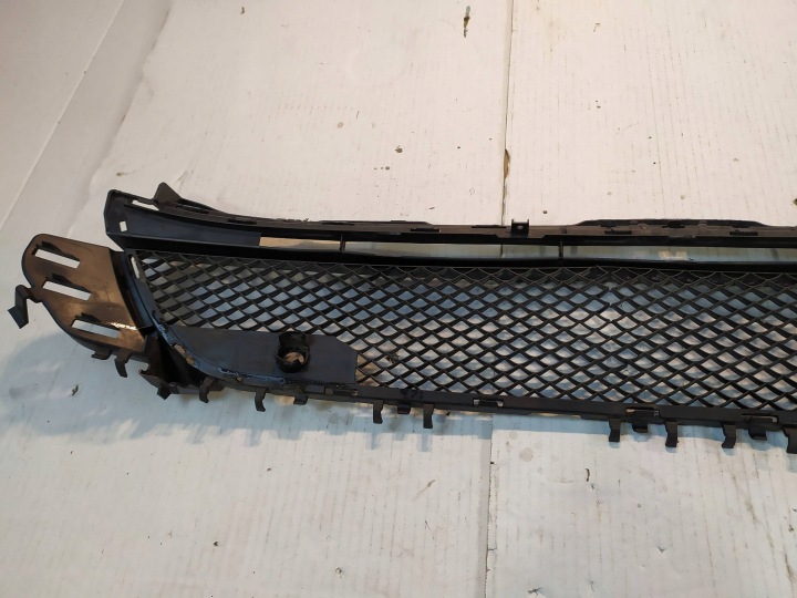 KRTKA PARE-CHOCS CENTRALE AVANT MERCEDES-BENZ GLA W156