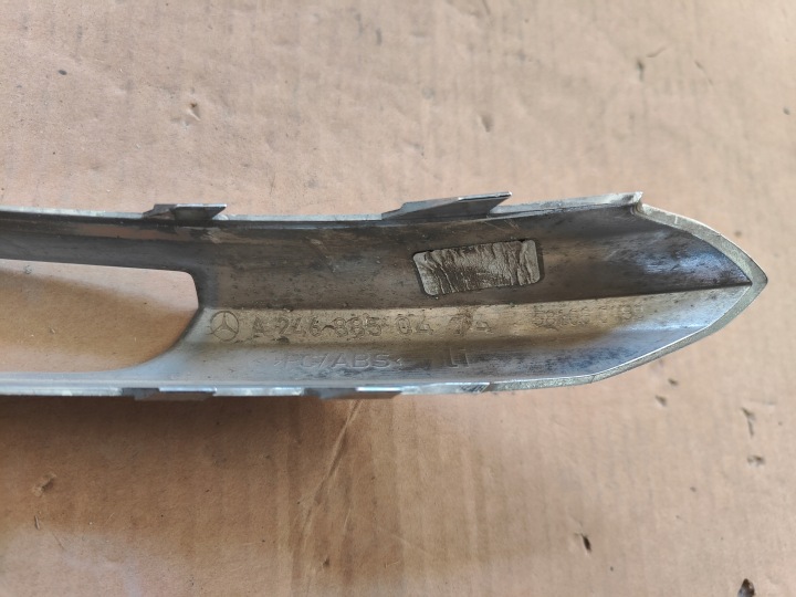 MERCEDES B-KLASA MOULURE CHROME GAUCHE LED A2468850474