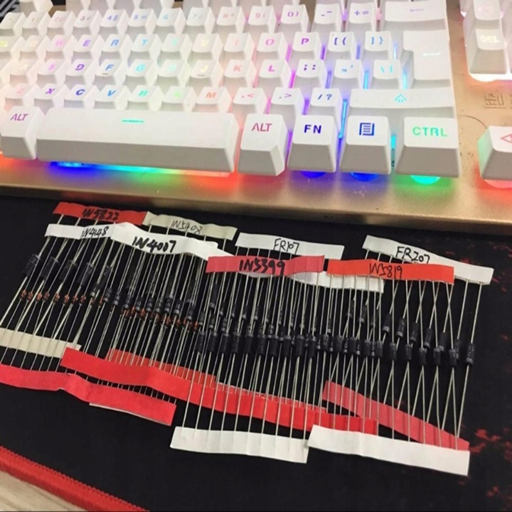 1 KIT KIT ROZNYCH DIOD 25 PCS 1N4148 25 PCS 1N4007 10 PCS 1N5819 10 PCS 1N5399