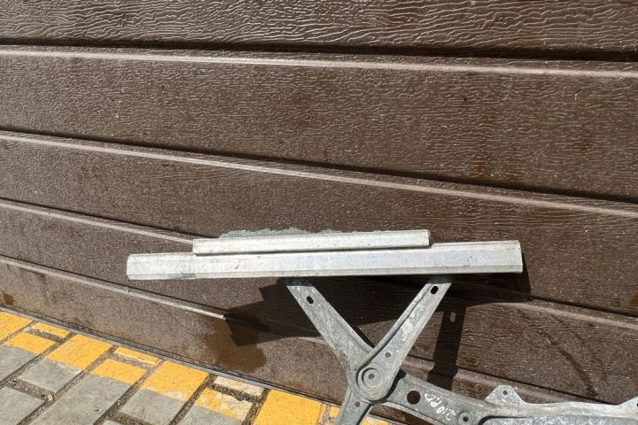 ÉLÉVATEUR VITRES DROITS AVANT PORTES AUDI 100 (5000) 0130821671 2000