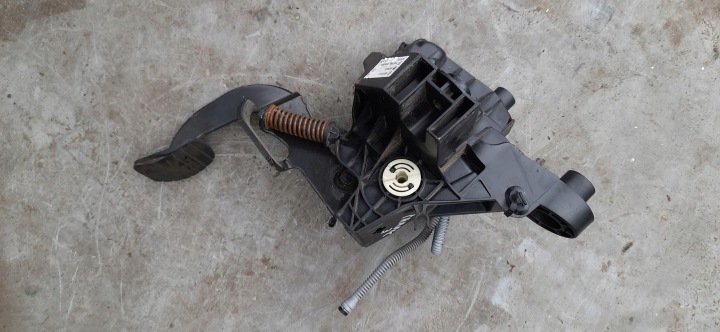 PÉDALE ADHÉRENCE RENAULT TRAFIC III 465033911R