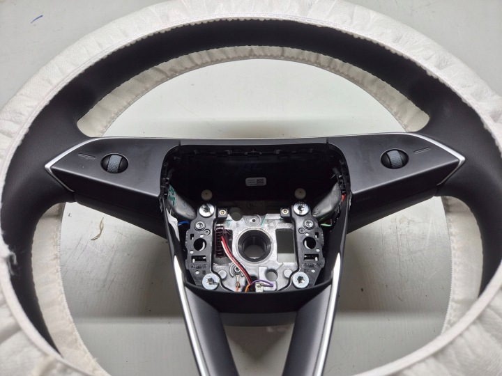 TESLA MODÈLE 3 LIFT 2024 HIGHLAND VOLANT MULTIFONCTION 1735339-CN-G IDÉAL