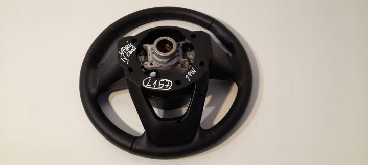 TOYOTA YARIS XP210 CROSS VOLANT CUIR 6436038 (L157)