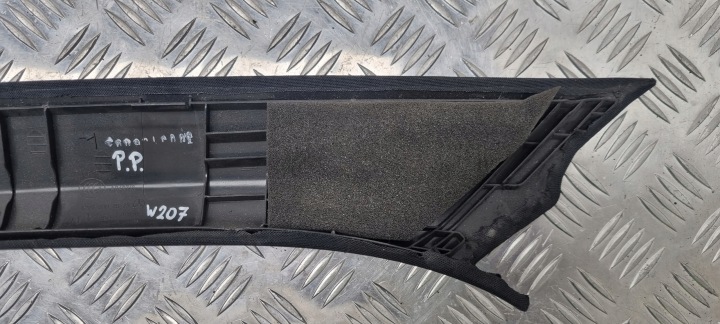 MERCEDES W207 PROTECTION MONTANTS DROITE AVANT A2076902825