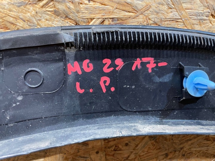 MG HS I 1 18- MOULURE REVÊTEMENT SUR AILE GAUCHE AVANT AVANT