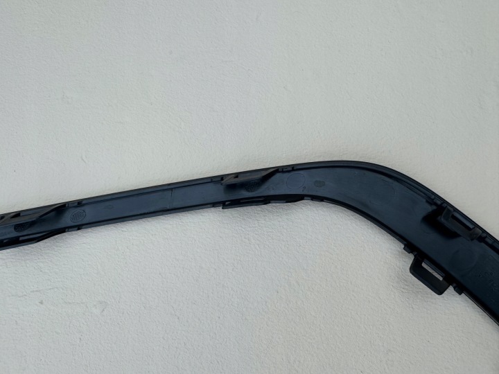 AUDI A3 20R- MOULURE PARE-CHOCS GAUCHE AVANT 8Y0807533