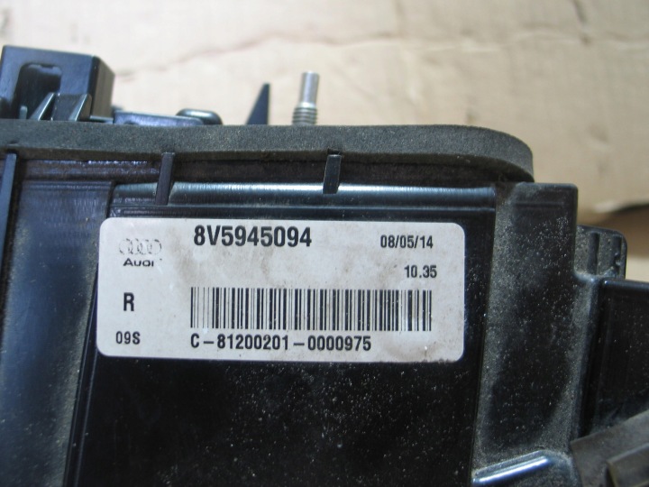 PHARE ARRIÈRE ARRIÈRE DANS COUVERCLE DE COFFRE AUDI A3 8V 8V5945094 BERLINE