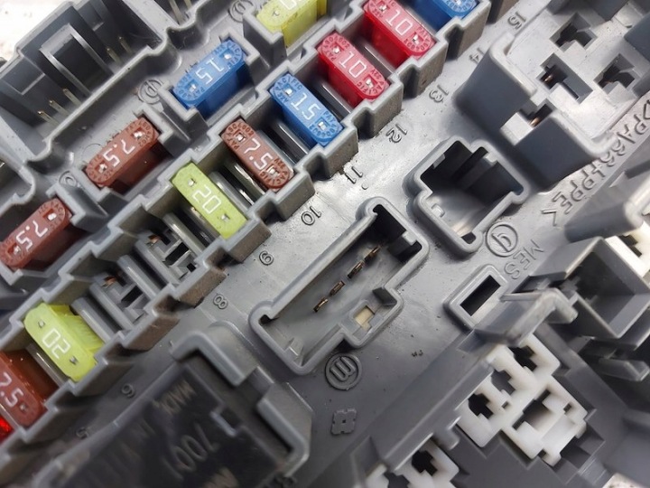 CENTRE BOÎTE MODULE FUSIBLE HONDA JAZZ 2 II (GD, GE3, GE2) 1.2 I-DSI L12A1
