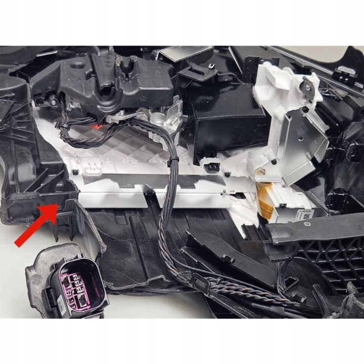 PROJECTEUR GAUCHE CÔTÉ AUDI Q8 4M8941039