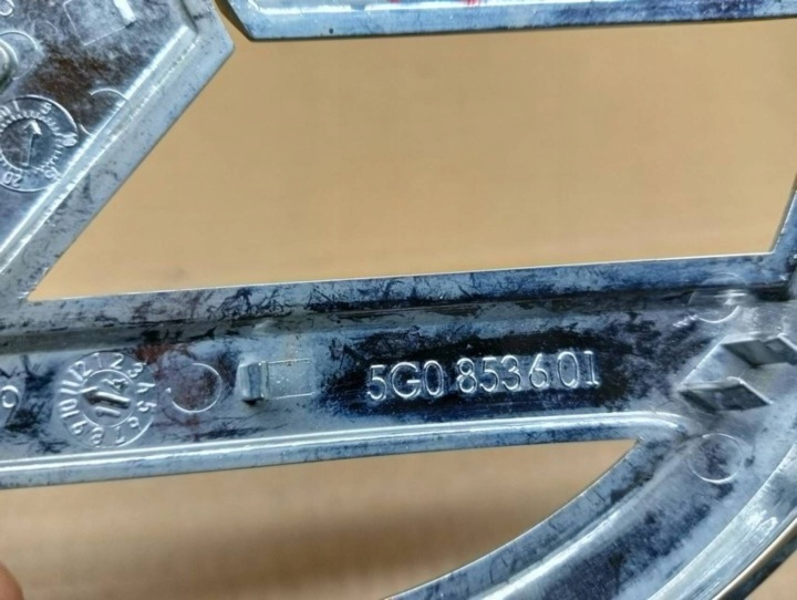 M42 INSIGNE EMBLÈME CALANDRE AVANT VW GOLF VII 5G0853601