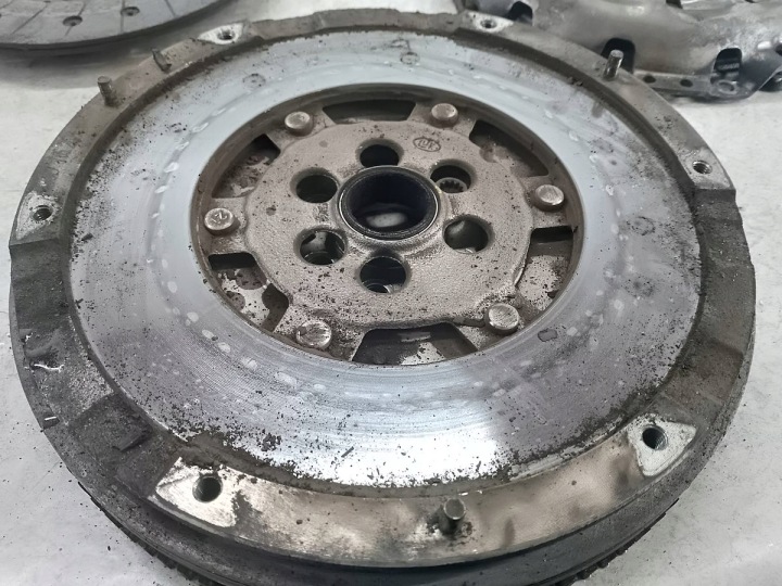 VOLANT BIMASSE COMPLET AUDI A4 B7 03G141031H 2.0 TFSI 200KM