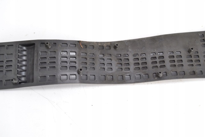 CAOUTCHOUC PODESTU AVANT DROITE SUZUKI BURGMAN 650 02-12