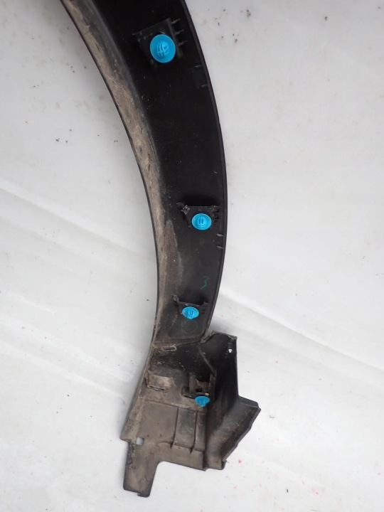 MITSUBISHI ECLIPSE CROSS 18- MOULURE REVÊTEMENT DROIT AVANT