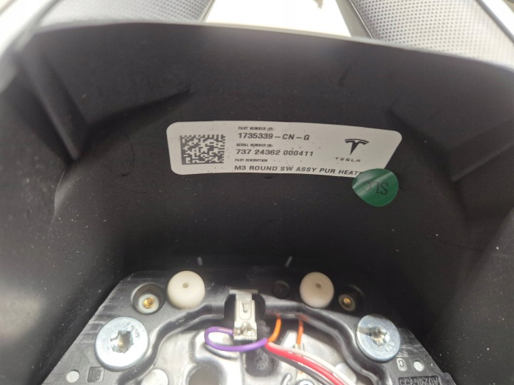 TESLA MODÈLE 3 LIFT 2024 HIGHLAND VOLANT MULTIFONCTION 1735339-CN-G IDÉAL