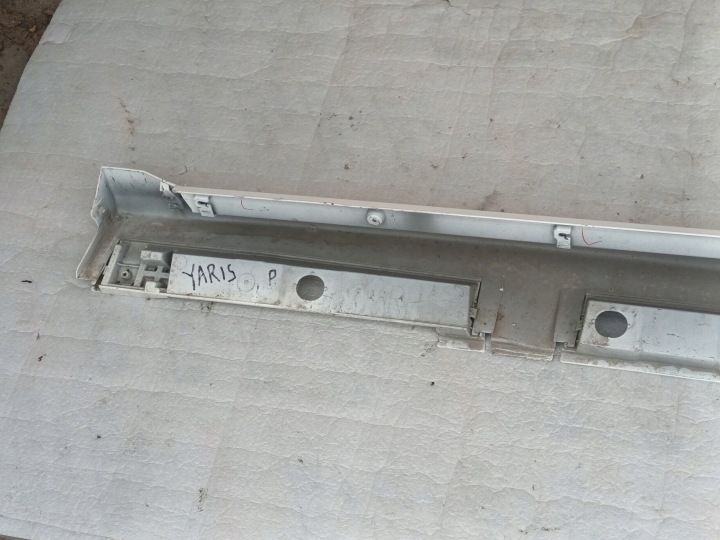 MOULURE SEUIL DROITE TOYOTA YARIS IV SEUIL DROIT
