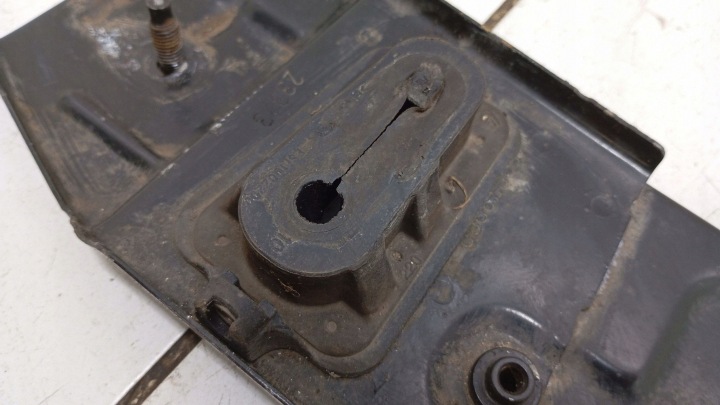 2023 OPEL ASTRA GAUCHE INFÉRIEUR FIXATION RADIATEUR 890763800