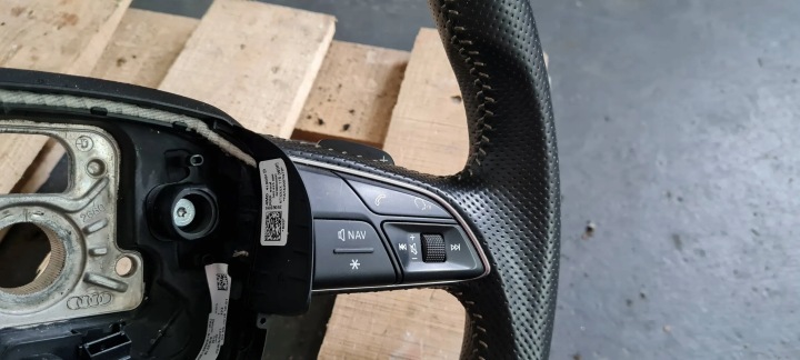 Q7 4M II VOLANT CUIR PALETTES SLINE 4M0419091D