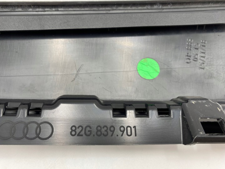 REVÊTEMENT MONTANTS B PORTES GAUCHE ARRIÈRE AUDI A1 82G839901