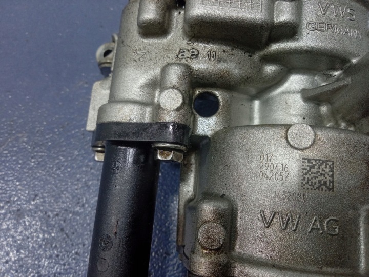 VW PASSAT B8 2.0 TDI POMPE HUILES 04L145305