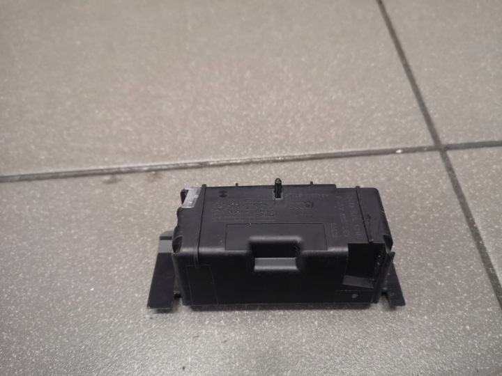 INSERT CENDRIERS PORTES GAUCHE ARRIÈRE AUDI A6 C5 4B0857405A