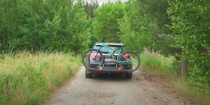 MALETERO BICICLETAS SOPORTE PLATAFORMA AL BARRA DE REMOLQUE 2 BICICLETAS MONT BLANC 2 UCHYLANY 