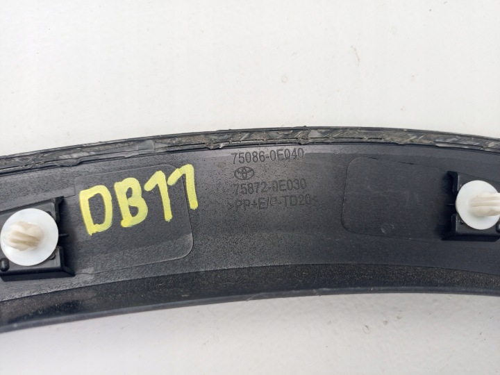 TOYOTA HIGHLANDER IV 20- MOULURE GARDE-BOUE GAUCHE AVANT AVANT 75086-0E040 ÷