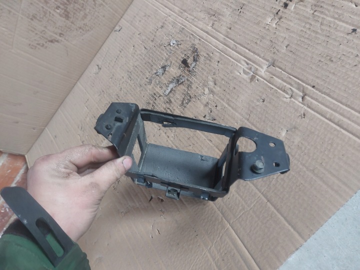 SUZUKI GSXR 750 90-91 FIXATION POIGNÉE BATTERIE