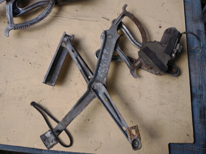 MÉCANISME SZYBY+SILNICZEK AVANT DROIT MERCEDES W124