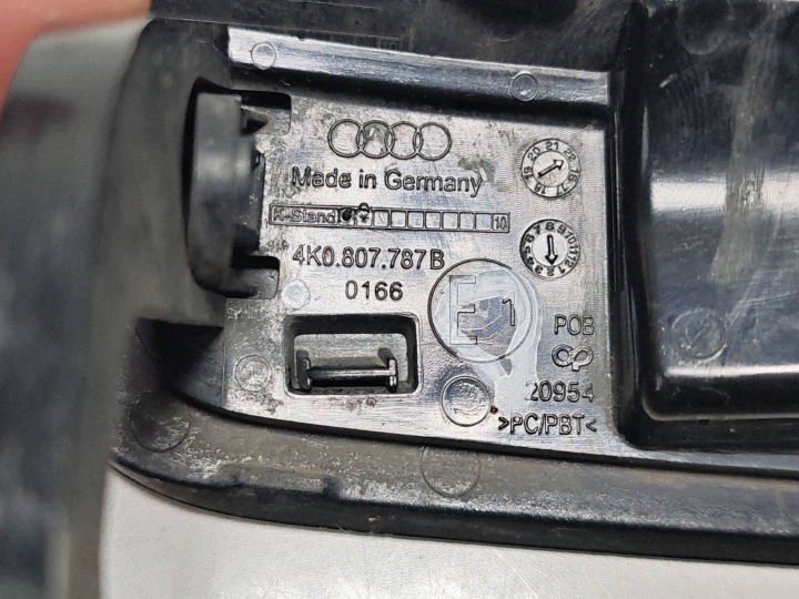 AUDI A6 C8 BOUCHON LAVE-GLACE GAUCHE AVANT 4K0807787B