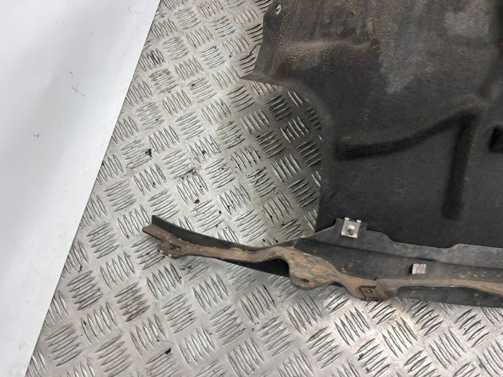 PASSAGE DE ROUE AVANT CÔTÉ GAUCHE AUDI Q7 4M 4M0807547D