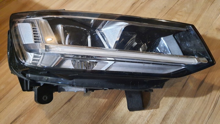 PROJECTEUR AVANT DROIT AUDI Q2 SQ2 81A941034