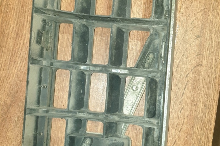 GRILLE VOLVO 340-360 BERLINE (344) 212606 1981