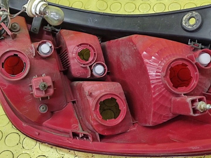 HYUNDAI I20 PHARE GAUCHE ARRIÈRE 924011J000