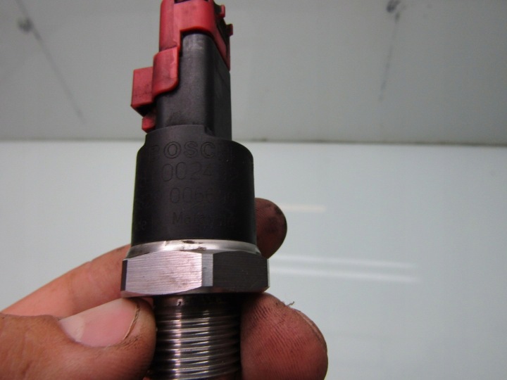206 03R 1.4 HDI CAPTEUR PRESSION CARBURANTS AVEC BAGUETTES D'INJECTION 0281002492