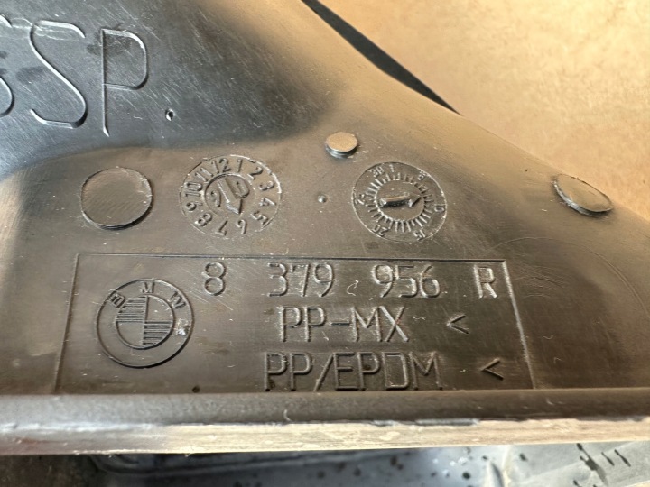 BMW 7 E65 4.4D ADMISSION CANAL AIR DROIT 8379956