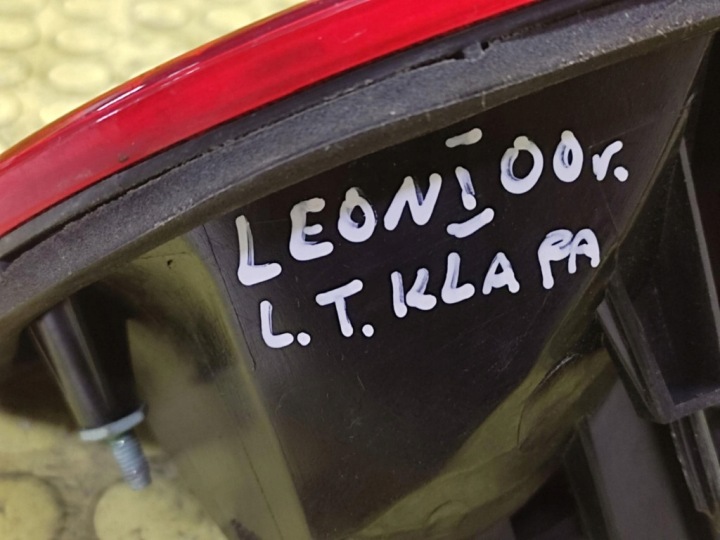 SEAT LEON I PHARE GAUCHE ARRIÈRE DANS COUVERCLE DE COFFRE 1M6945091B