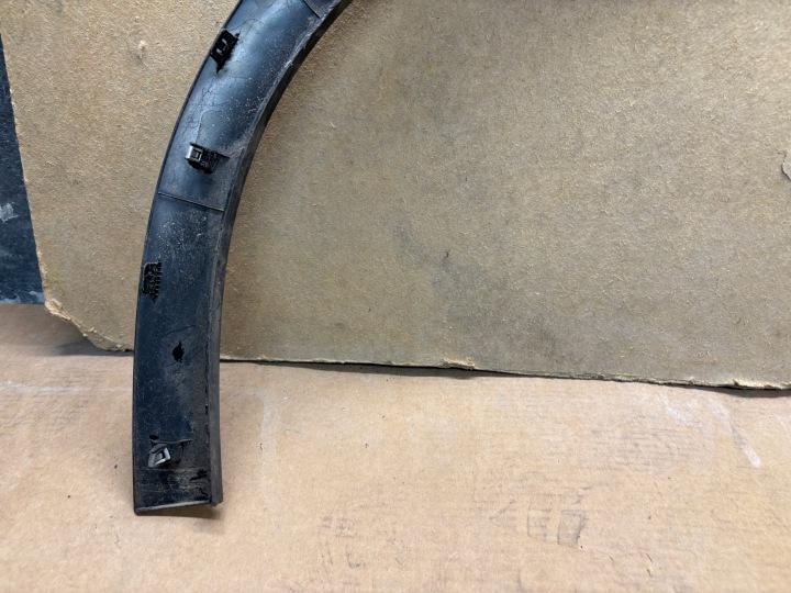 MOULURE GARDE-BOUE DROIT AVANT BYD ATT0 3 YUAN PLUS