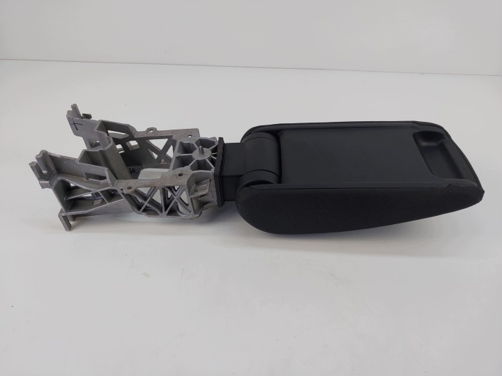 ACCOUDOIR CENTRAL AUDI Q2 81A