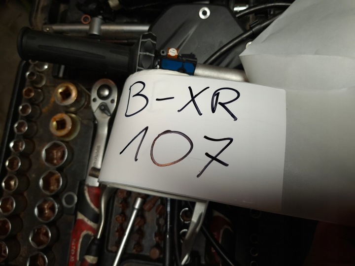NOZKA CONNECTEUR LATÉRALE BMW F900 XR K84 8404251