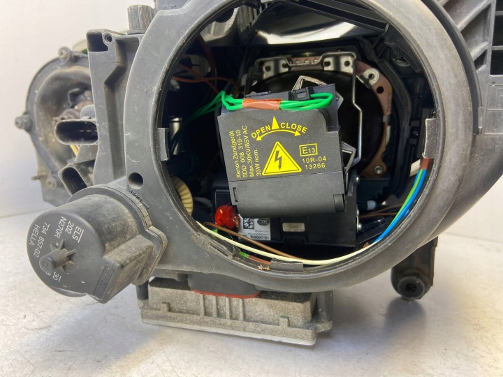 MERCEDES E W211 PROJECTEUR DROIT PHARE DROITE BIXENON ROTATIF EUROPE A2118202061