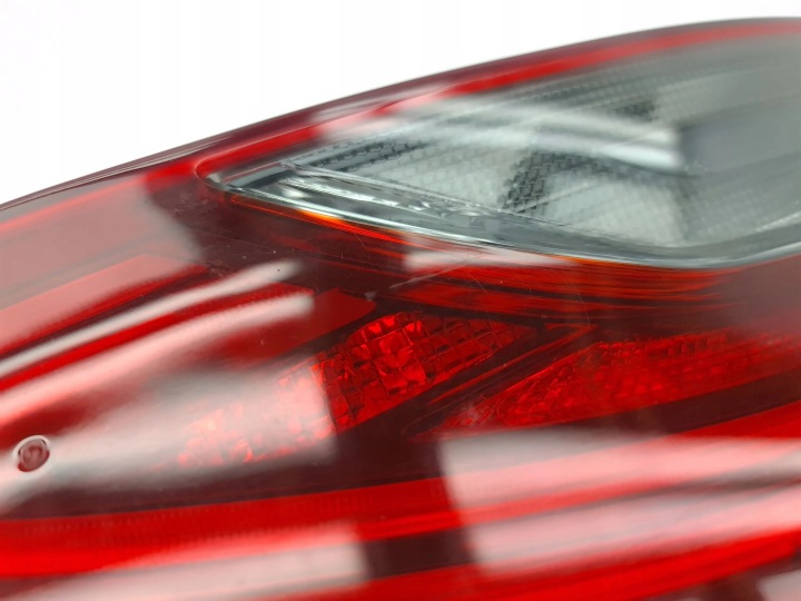 KIA CEED 2020 PHARE ARRIÈRE DANS CLAPET 92404J7050