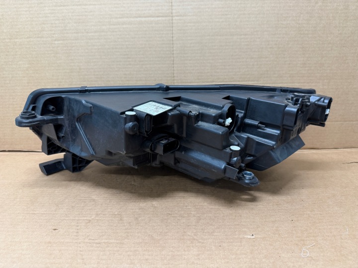 SKODA OCTAVIA IV 5E4 PHARE DROITE AVANT AVANT 5E4941016A